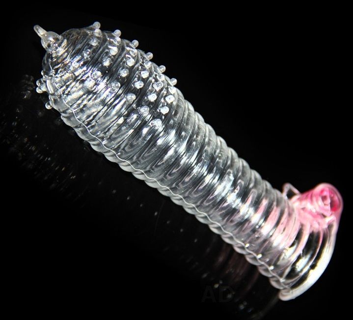Прозрачная закрытая насадка на член с рельефом - 14,5 см.