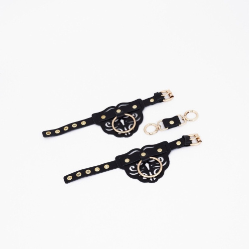 Черные кожаные наручники с клепками, кольцами и золотистой фурнитурой