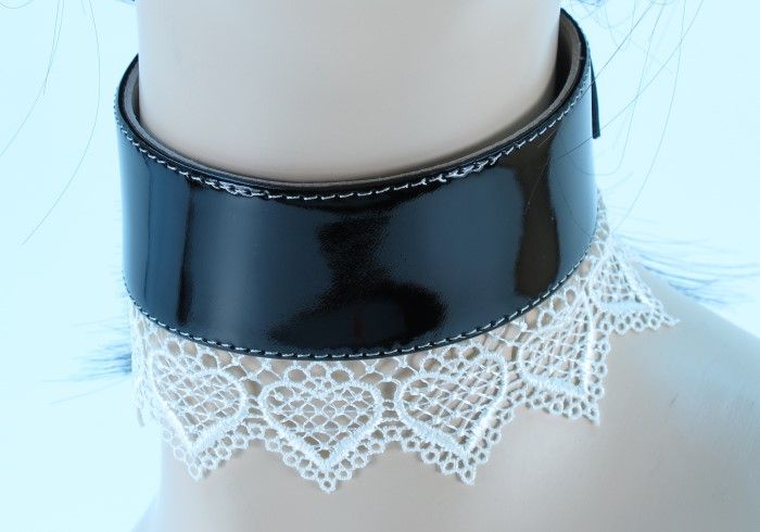 Изящный чёрный ошейник с белым кружевом
