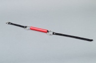 Красный кляп-трензель на черных кожаных ремешках