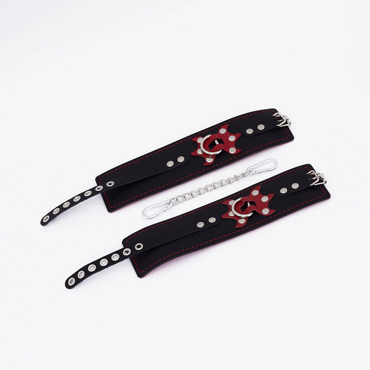 Черные кожаные оковы с красным декором и строчкой