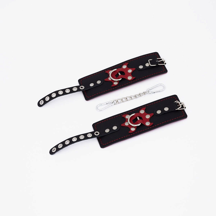 Черные кожаные наручники с красным декором и строчкой