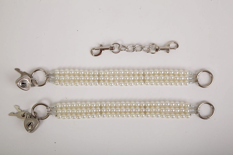 Белые оковы на ноги из бус