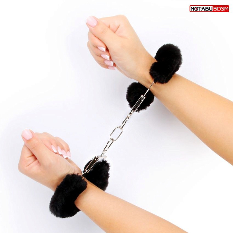 Черные меховые наручники на сцепке с ключиками