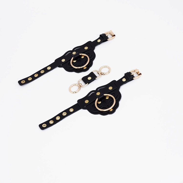 Черные наручники с золотистой фурнитурой