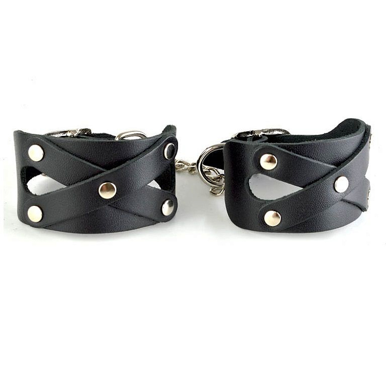 Черные кожаные наручники  Цезарь  с цепочкой на карабинах