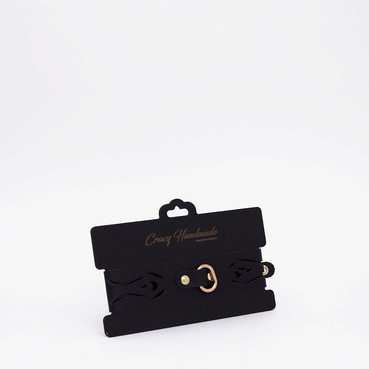 Черный кожаный ошейник с золотистой фурнитурой