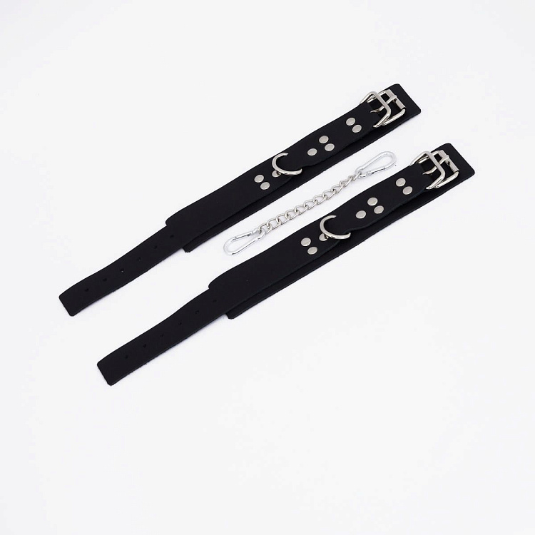 Черные кожаные оковы с регулируемыми ремешками