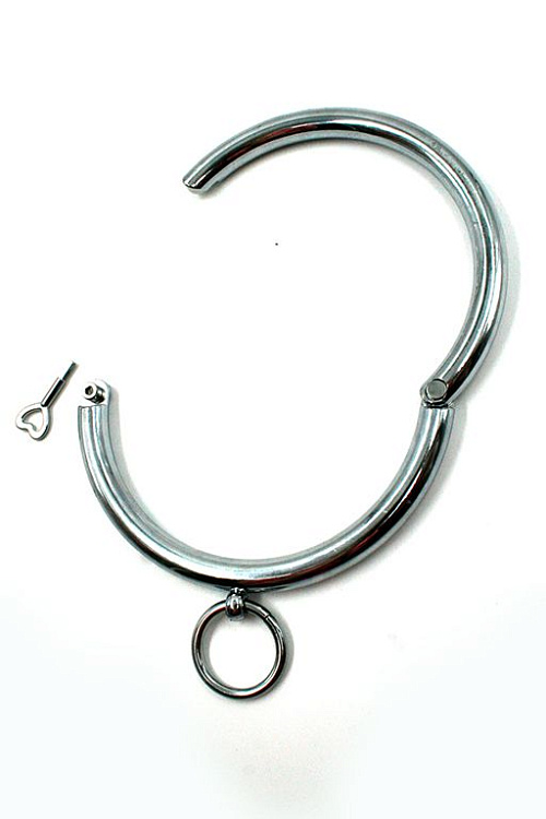 Металлический ошейник с кольцом для фиксации